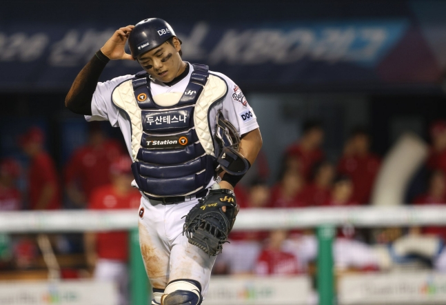 Юн Джун Хо из Doosan Bears направляется в аут после оборонительных иннингов в домашнем матче Лиги SOL KBO 2026 против SSG Landers, который состоялся на бейсбольном стадионе Джамсиль в Сеуле 8-го числа. /Фото = Предоставлено Doosan Bears.