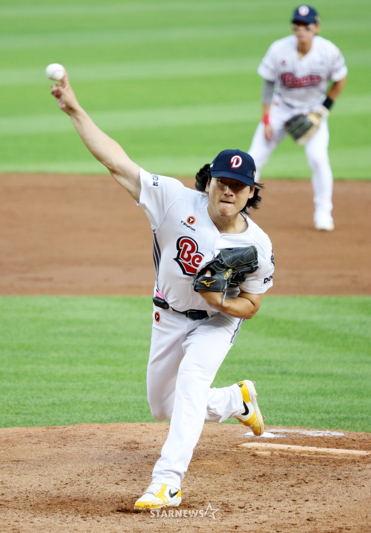斗山(トゥサン)ベアーズのクァク·ビンが8日、ソウル蚕室(チャムシル)野球場で行われたSSGランダースと2026新韓(シンハン)SOLKBOリーグのホーム試合に先発登板し、力闘を繰り広げている。 /写真=キム·ジンギョン待機者