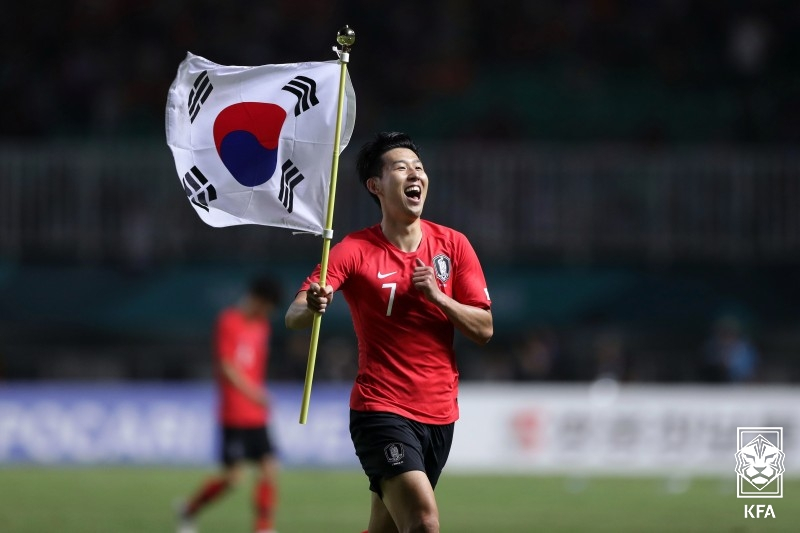 Son Heung-min celebrates holding the South Korean flag after winning the men's football gold medal at the 2018 Jakarta-Palembang Asian Games. At that time, Son Heung-min received a special military service exemption thanks to the gold medal. /Photo=Korea Football Association provided