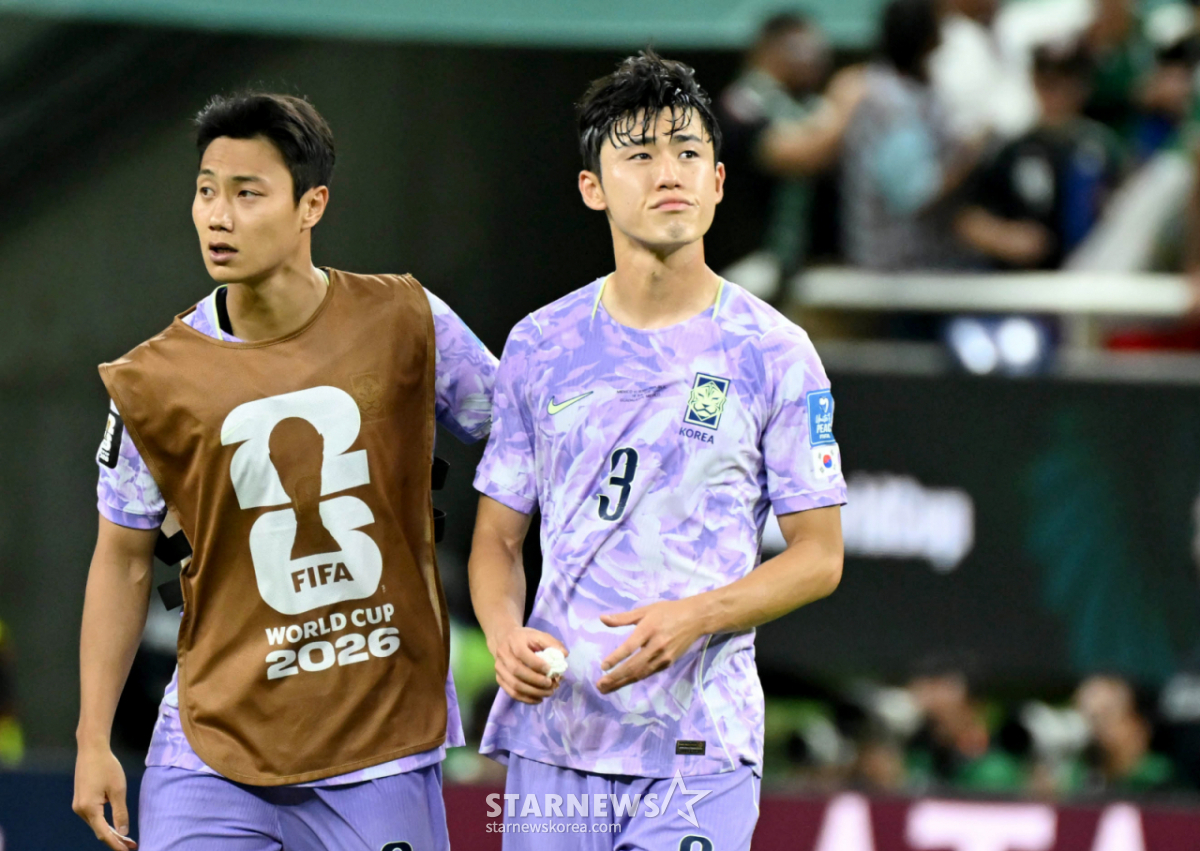 The 2026 FIFA World Cup CONCACAF Qualifiers Group A match between South Korea and Mexico was held on the 19th (Korea time) at Estadio Akron in Guadalajara, Mexico. Hwang In-beom is seen comforting defender Lee Ki-hyeok. 2026.06.19. /Photo=Kim Jin-kyung kim.jinkyung@