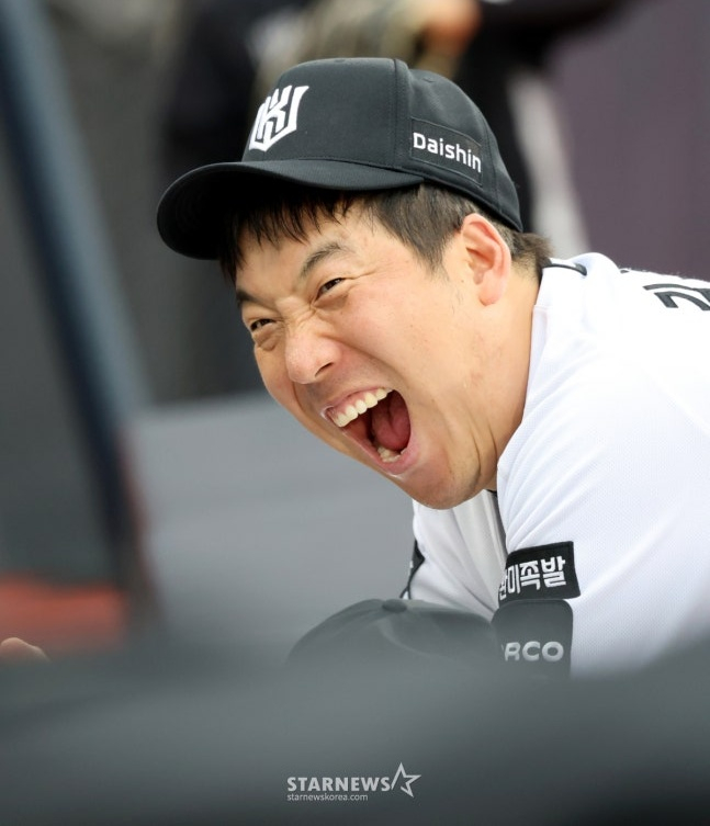 Kim Hyun Soo của KT đang vừa cười vừa nói chuyện với đồng nghiệp trước trận đấu Suwon vào ngày 8. /Ảnh = Phóng viên cao cấp Kang Young Jo