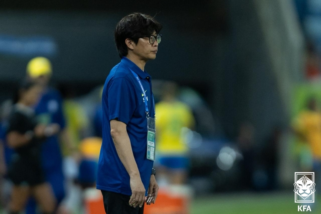 Shin Sang-woo, head coach of the Yeo Ja-chuk-gu (CEO) team. /Photo=Korea Football Association