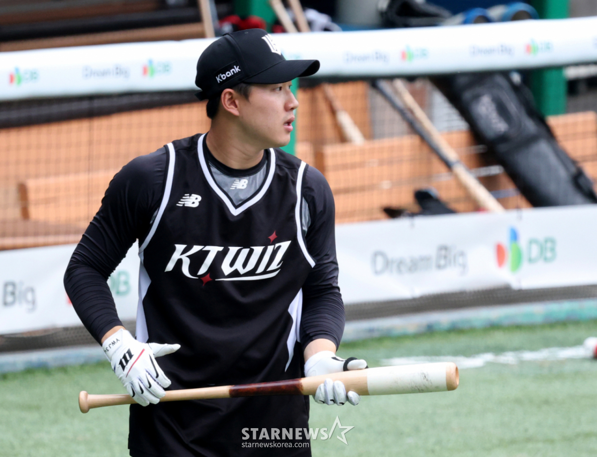 Trận đấu giữa Doosan Bears và KT Wiz của giải Shinhan SOL KBO League 2026 đã được tổ chức tại sân bóng chày Jamsil, Seoul vào ngày 27. Choi Won Joon của KT đang huấn luyện đánh bóng. /Ảnh = Kim Jin Kyung Kim. Jin Kyung@