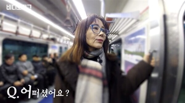SBS 비디오머그에서 바뀐 지하철 소리를 듣는 고 강희선 성우. 사진=방송 영상 캡처 