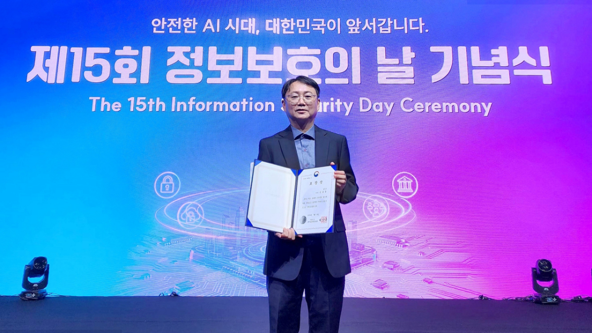 Chuyên gia Shin Dong Hoon đang chụp ảnh kỷ niệm sau khi nhận được giải thưởng Phó Thủ tướng Bộ Thông tin Khoa học và Công nghệ / Cung cấp ảnh = Golf Zone