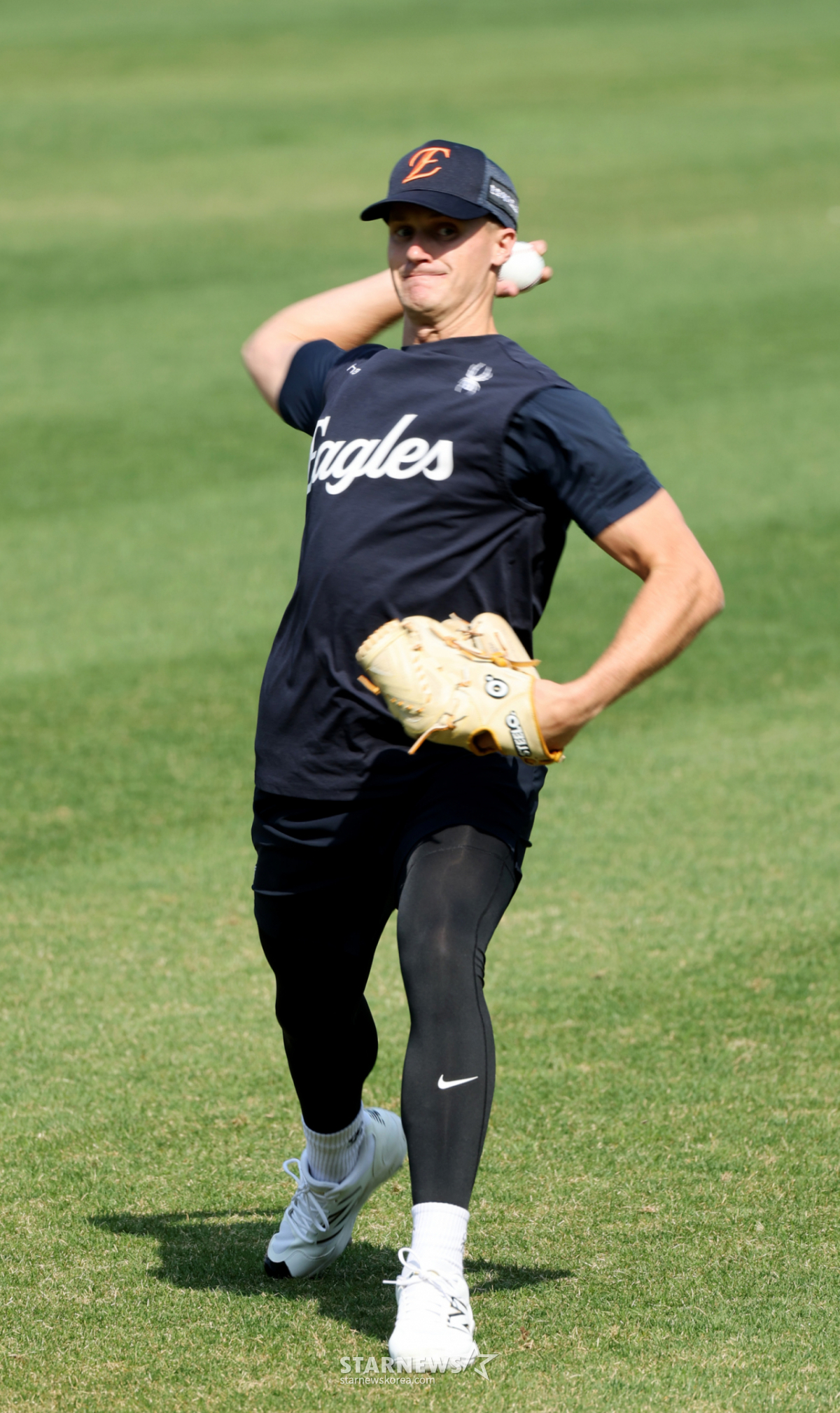 Hanwha Jack Cushing realiza lanzamientos previos al partido entre Hanwha Eagles y Samsung Lions de la Liga KBO 2026 que se jugará el día 15 en el Daejeon Hanwha Life Bulls Park. El entrenador Kim Kyung-moon confió el rol de cerrador, anteriormente ocupado por Kim Seo-hyun en mala racha, a Jack Cushing. 2026.04.15. /Foto=Kang Young-jo cameratalks@