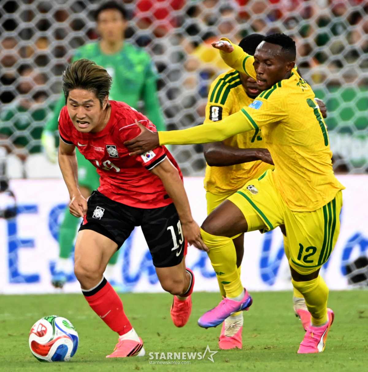 El partido de la tercera ronda de clasificación del Grupo A de la Copa Mundial de la Concacaf 2026 entre Corea del Sur y Sudáfrica se disputó el día 25 (hora coreana) en el Estadio BBVA de Monterrey, México. Lee Kang-in intenta romper la defensa en el primer tiempo. 2026.06.24. /foto=corresponsal jefe Kim Jin-kyung
