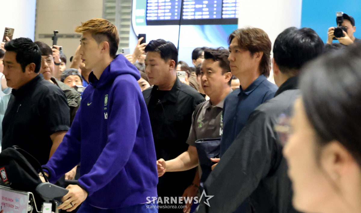 Former South Korean national football team head coach Hong Myung-bo, who left under a cloud after failing to qualify for the 2026 FIFA World Cup in North America, Central America and the Caribbean group stage, is returning home on the morning of the 30th through Terminal 2 at Incheon Airport alongside players Cho Hyun-woo, Lee Kang-in, Kim Min-jae, and others. Coach Hong exited the terminal without making any media contact or leaving any remarks. June 30, 2026. Park Hang-seo, head of the support team, is pushing a cart ahead. /Photo=Kang Young-jo cameratalks@