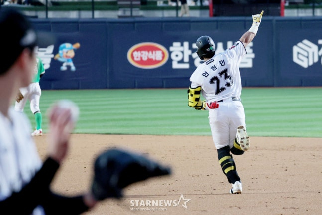KTのアン·ヒョンミンが9日、水原キウム戦の3回裏、2点本塁打を放ち、グラウンドを回っている。 /g写真=カン·ヨンジョ先任記者