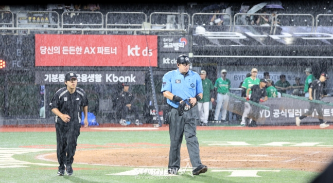9日、KT-キウム戦が行われた水原(スウォン)KTウィズパークに大雨が降っている。 /写真=姜永祚(カン·ヨンジョ)先任記者