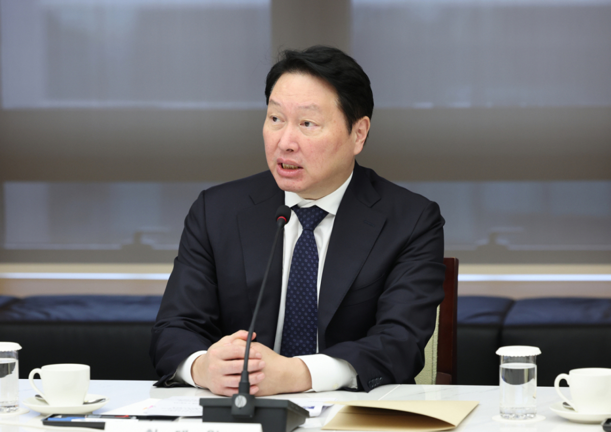 崔泰源会长1日上午在首尔中区大韩商工会议所举行的"国会议长-大韩商工会议所经济大飞跃座谈会"上发言。 =照片제공newsis。