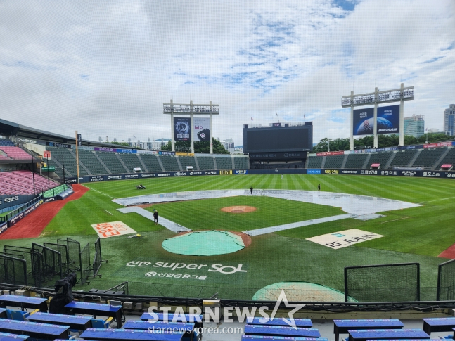 El día 9, alrededor de las 15:00 horas, las nubes de lluvia desaparecieron en el estadio de béisbol Jamsil de Seúl, donde se disputará la última jornada de la primera mitad del año entre los Doosan Bears y los SSG Landers. /foto=reportero Ahn Ho-geun