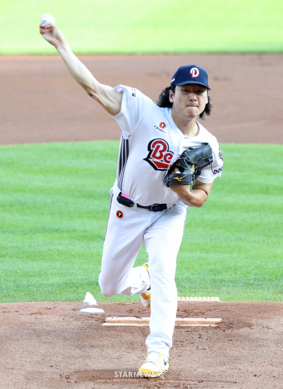 Doosan's Kwak Bin pitches during the game against SSG held at Seoul Jamsil Baseball Stadium on the 8th. /Foto=corresponsal jefe Kim Jin-kyung