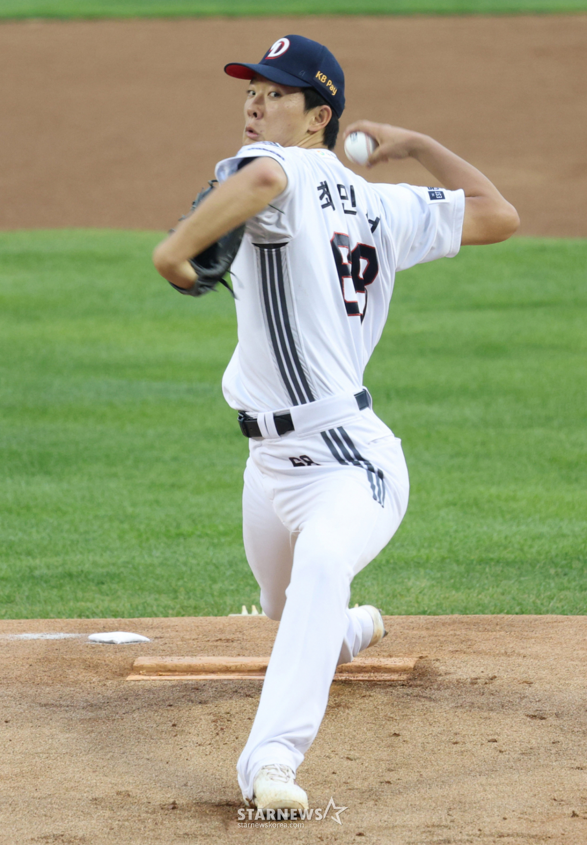 Doosan Choi Min-seok se desempeña con gran esfuerzo en el partido contra KT del día 26 de mayo. /Foto=corresponsal jefe Kim Jin-kyung