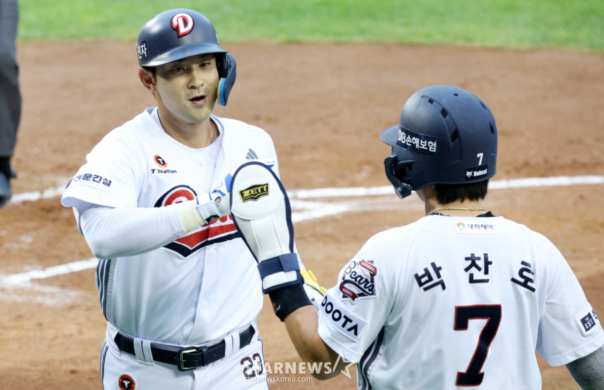 Doosan Bears Kang Seung-ho (left) hits a two-run home run to left field in the bottom of the 2nd inning with two outs and runners on second base during the 2026 Shinhan SOL KBO League home game against SSG Landers at Seoul Jamsil Baseball Stadium on the 9th. He heads back to the dugout amid cheers from Park Chan-ho. /Photo=Chief correspondent Kim Jin-kyung
