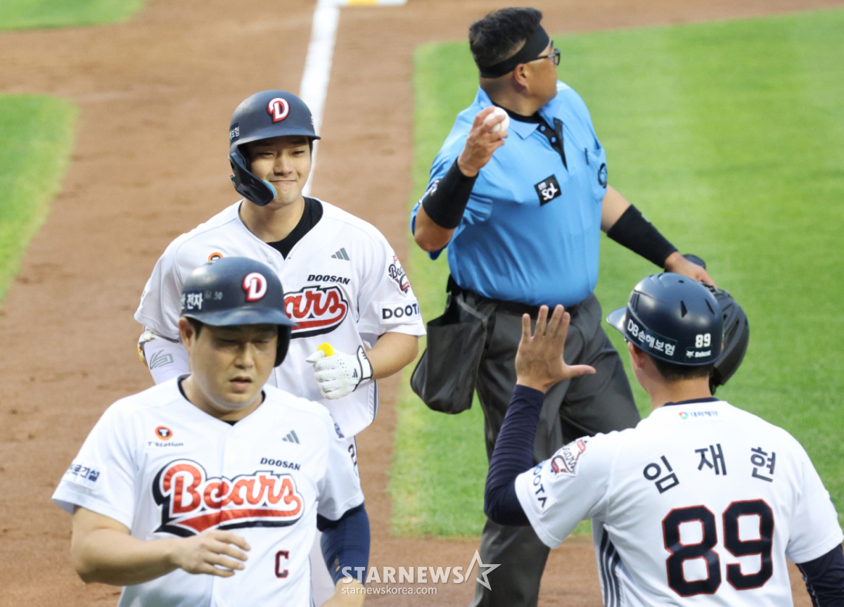 Doosan Bears Ahn Jae-suk (top left) heads toward home plate after hitting a two-run home run in the bottom of the 2nd inning during the 2026 Shinhan SOL KBO League home game against SSG Landers at Seoul Jamsil Baseball Stadium on the 9th. /Photo=Chief correspondent Kim Jin-kyung