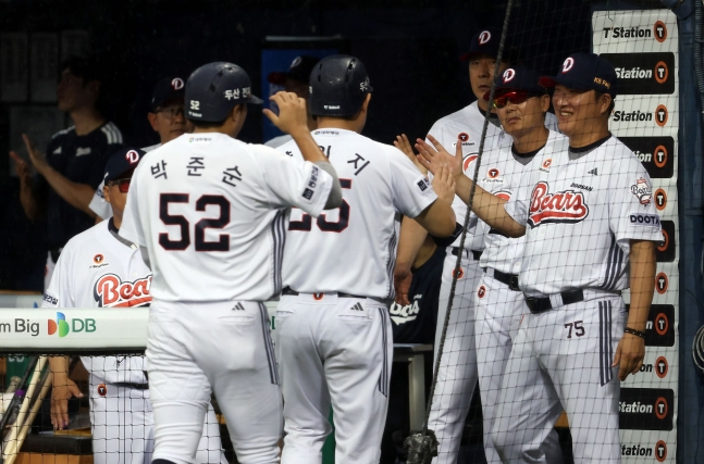 Doosan Bears players receive a warm welcome from manager Kim Won-hyung (second from right) and other coaches after scoring in the bottom of the second inning during their final home game of the first half against SSG Landers at Seoul Jamsil Baseball Stadium on the 9th. /Photo=Doosan Bears