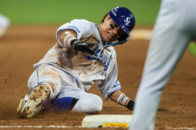 Kang Min Ho của Samsung đang thử tiến vào trận đấu với LG ở Daegu vào ngày 9. /Ảnh = Samsung Lions cung cấp