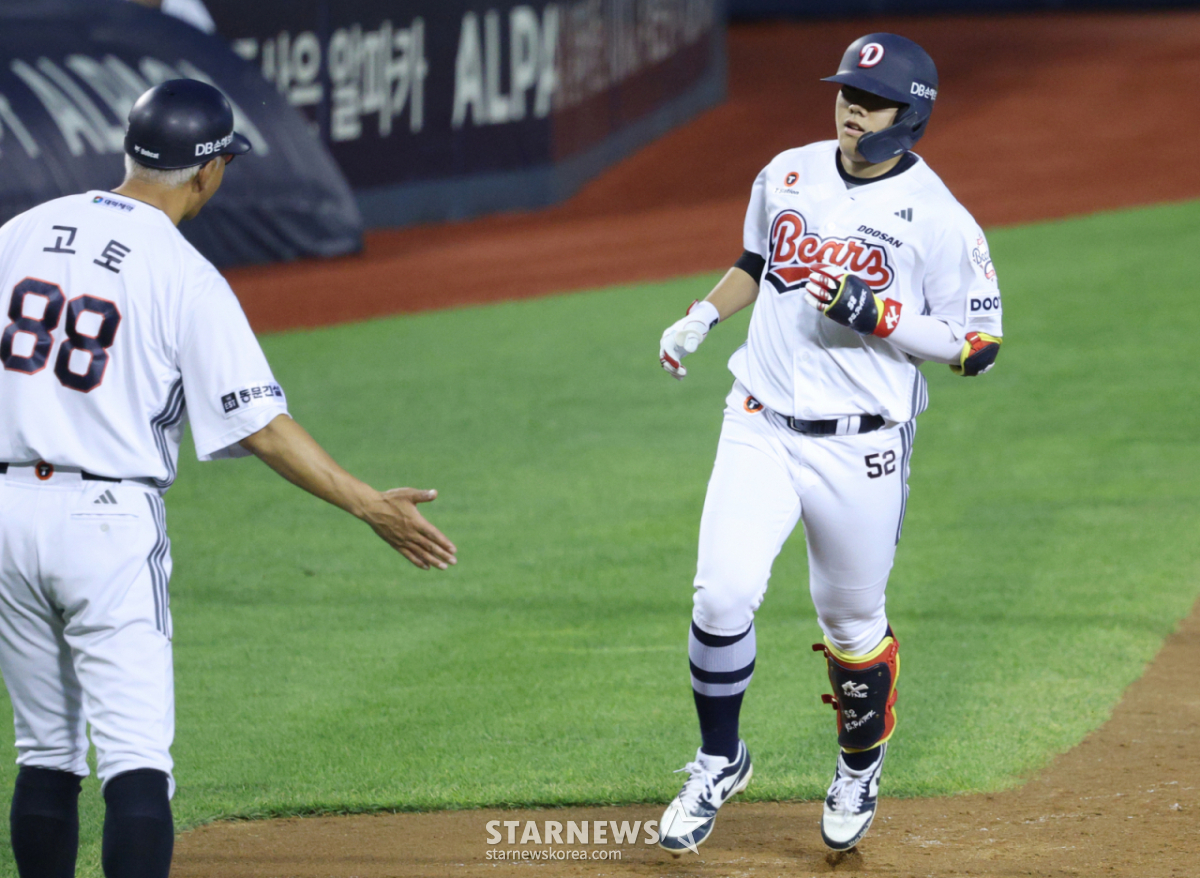 The 2026 Shinhan SOL KBO League game between Doosan Bears and SSG Landers was held on the 8th at Seoul Jamsil Baseball Stadium. Doosan's Park Jun-soon hit a one-run home run to left field against SSG's Noh Kyung-eun in the bottom of the fifth inning with no outs and crossed home plate. /Photo=Chief correspondent Kim Jin-kyung