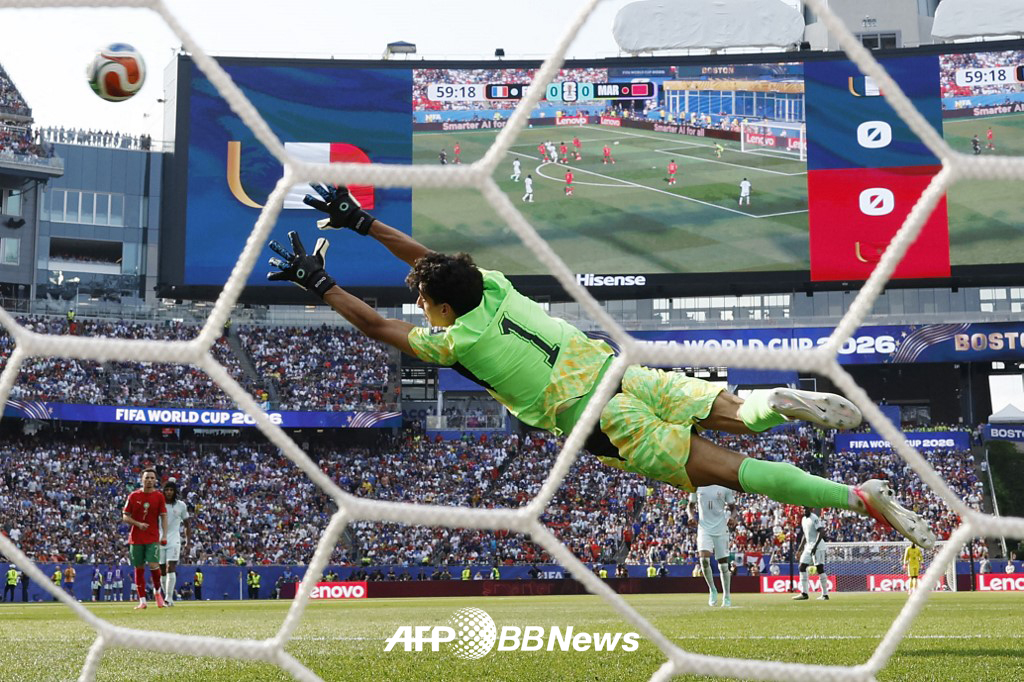 10日,在美国波士顿体育场举行的2026国际足联(FIFA)北中美世界杯8强赛摩洛哥队的比赛中,法国队的右脚射门攻入球门的瞬间。 =法新社BBNews=新闻1。