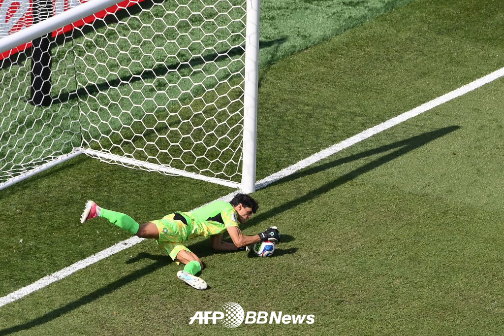10日,在美国波士顿体育场举行的2026国际足联(FIFA)北中美世界杯8强赛上,摩洛哥守门员亚辛•布努正在扑出法国基利安•姆巴佩的点球。 =法新社BBNews=新闻1。