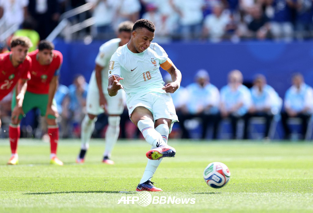 10日,在美国波士顿体育场举行的2026国际足联(FIFA)北中美世界杯8强赛摩洛哥队的比赛中,法国国家足球队基利安•姆巴佩正在踢点球。 =法新社BBNews=新闻1。