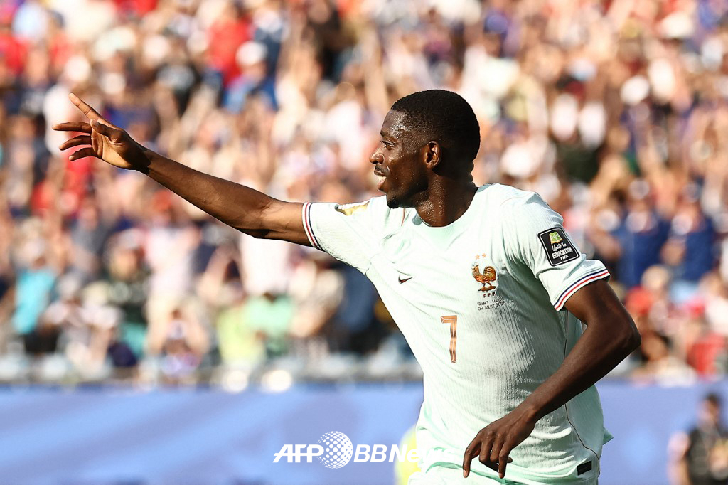 10日,在美国波士顿体育场举行的2026国际足联(FIFA)北中美世界杯8强赛摩洛哥战上,法国国家足球队乌斯曼•登贝莱攻入本队第二粒进球后高兴不已。 =法新社BBNews=新闻1。
