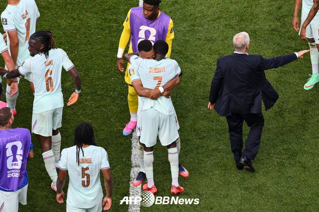 10日,在美国波士顿体育场举行的2026年国际足联(FIFA)北美世界杯8强赛摩洛哥战上,法国国家足球队基利安•姆巴佩和乌斯曼•登贝莱在球队取得第二粒进球后拥抱庆祝。 =法新社BBNews=新闻1。