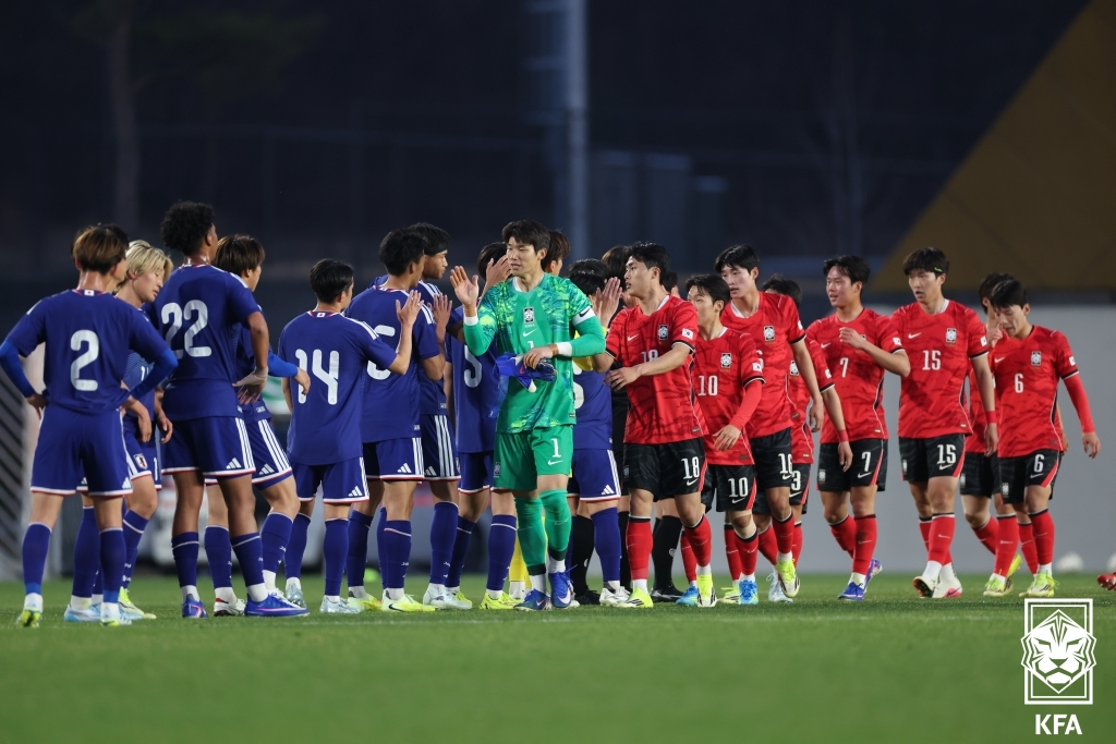 The U23 national team saying goodbye after a practice match against Japan in March. /Photo=Korea Football Association provided