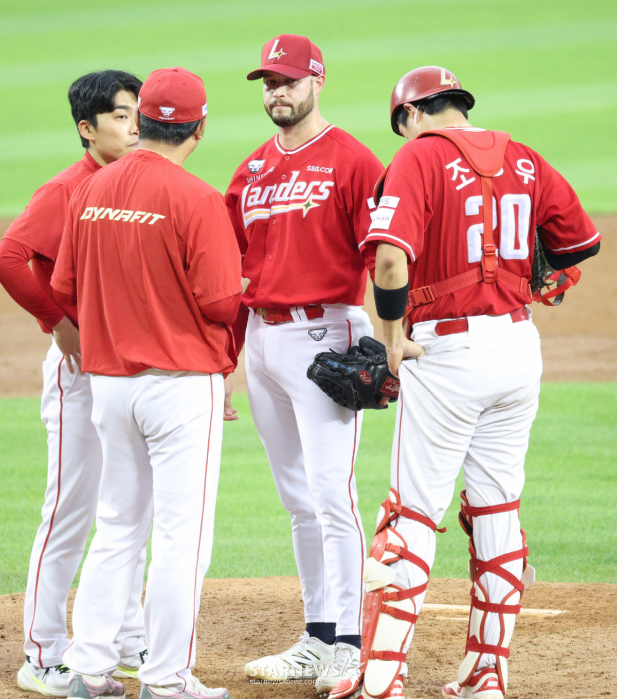 Cầu thủ ném bóng nước ngoài Thomas Hatch (giữa) của SSG Landers bắt đầu trận đấu với Doosan Bears tại sân bóng chày Jamsil, Seoul vào ngày 9 và huấn luyện viên Kyung Heon Ho (cuối cùng bên trái) đã leo lên gò đất để trấn tĩnh. /Ảnh = Người chờ đợi Kim Jin Kyung