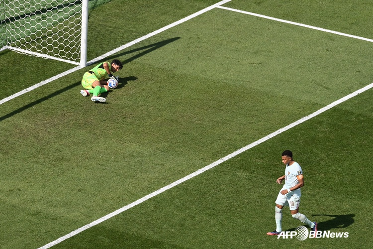 Kylian Mbappé (right) misses a penalty kick. /AFPBBNews=NEWS1