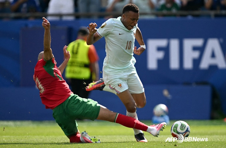Kylian Mbappé (center) falls after being tackled. /AFPBBNews=NEWS1