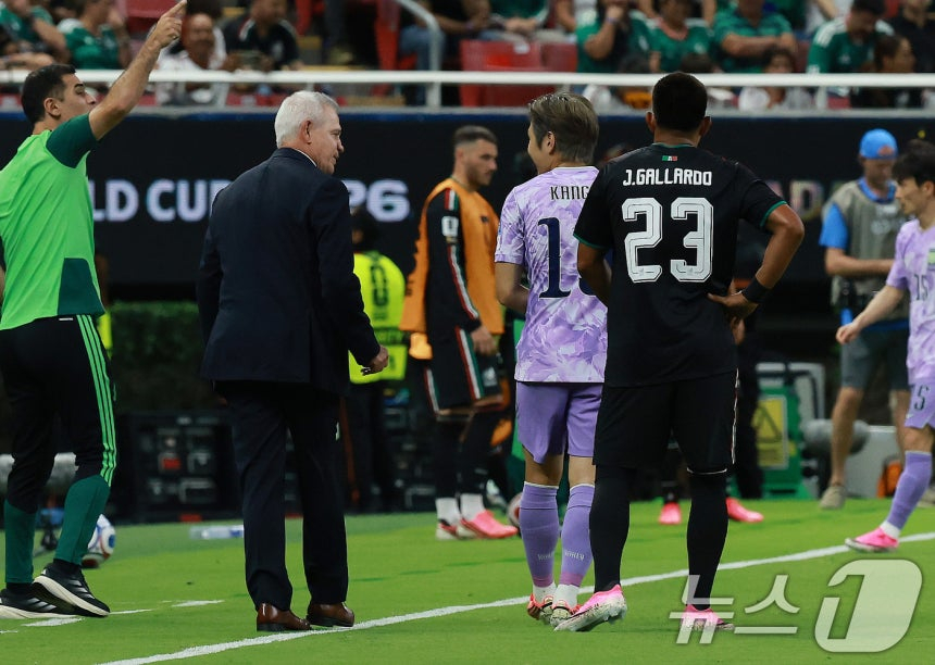 Đội tuyển bóng đá quốc gia Hàn Quốc Lee Kang In đang nói chuyện với huấn luyện viên người Mexico Javier Aguirre trong trận đấu thứ hai của vòng bảng A World Cup Bắc Trung Mỹ 2026 được tổ chức tại sân vận động Guadalajara ở Sapporo, Mexico vào ngày 18 (giờ địa phương). Ảnh = News1