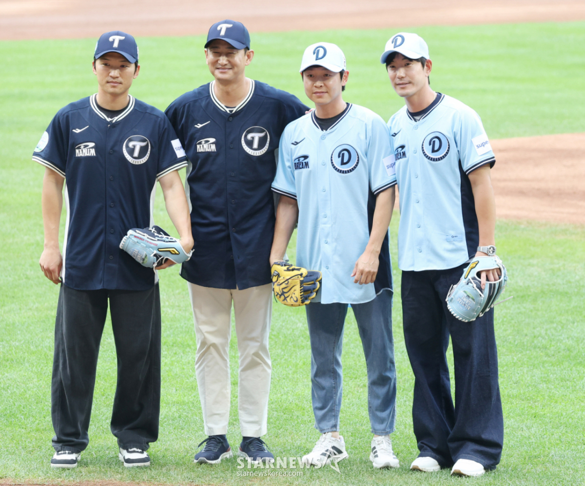 2026 KBO 퓨처스리그 올스타전이 10일 서울 잠실야구장에서 열렸다. LG, 두산 레전드 박용택과 김재호가 시구를 한 후 시포자 박해민, 정수빈과 기념촬영을 하고 있다. /사진=김진경 kim.jinkyung@