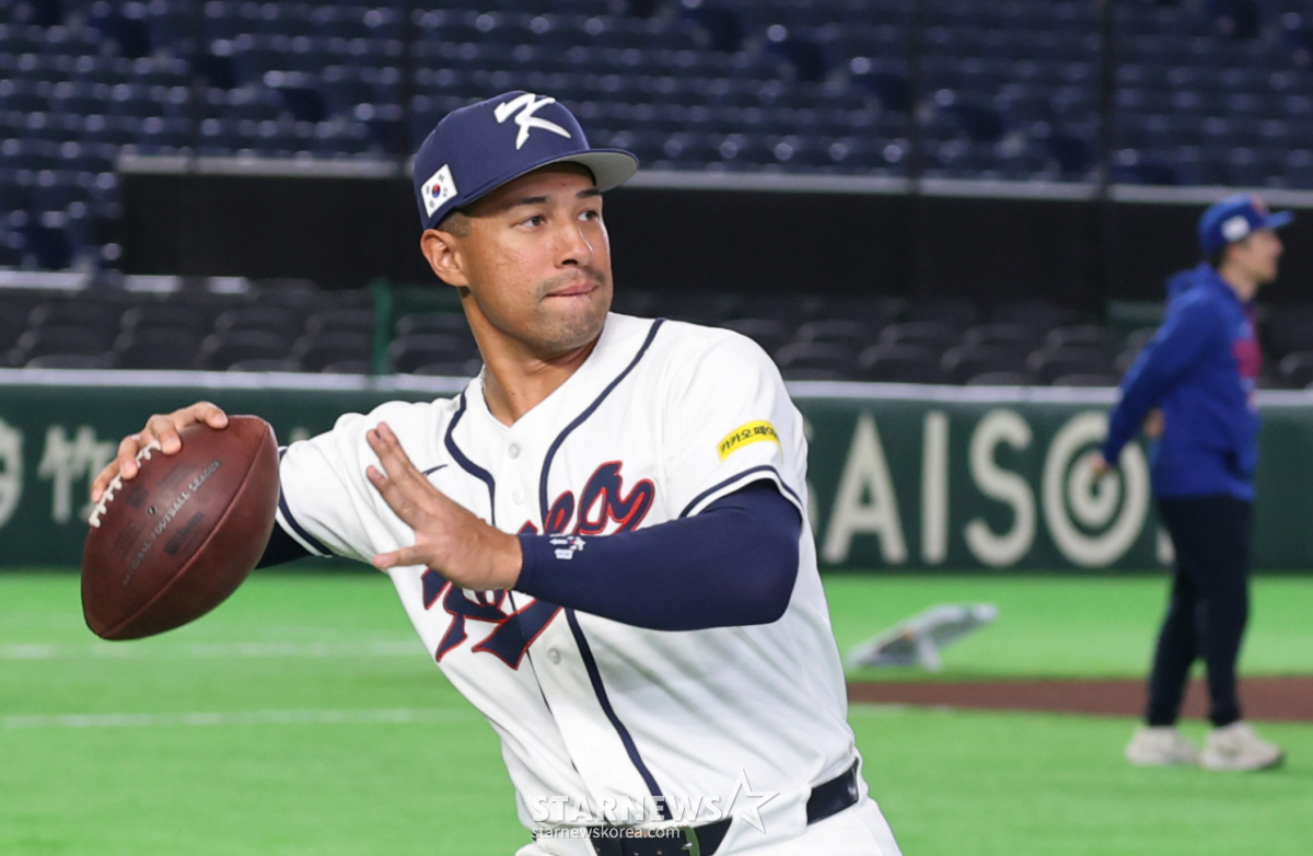 야구대표팀 저마이 존스가 2026WBC 도쿄라운드 개막을 하루 앞둔 4일 도쿄돔 공식훈련에서 미식축구공을 던지고 있다. 2026.03.04. 야구대표팀 저마이 존스가 2026WBC 도쿄라운드 개막을 하루 앞둔 4일 도쿄돔 공식훈련에서 미식축구공을 던지고 있다. 2026.03.04. /사진=강영조 cameratalks@