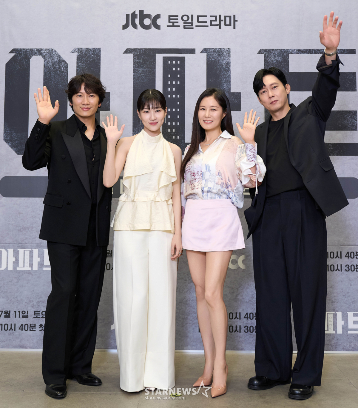 俳優のチソン、ハ·ユンギョン、ムン·ソリ、パク·ビョンウンが10日オンラインで行われたTBC土日ドラマ「アパート」製作発表会でポーズを取っている。 /写真提供=JTBC2026.07.10 /写真=イ·ドンフン photoguy@