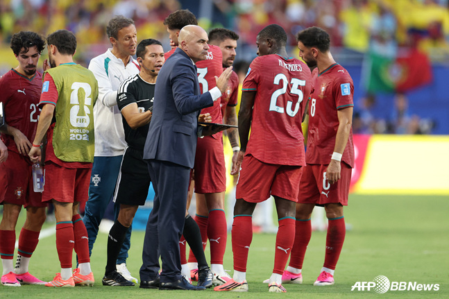ポルトガルの選手たちに指示事項を伝えるロベルト·マルティネス監督。 /AFPBBNews=ニュース1