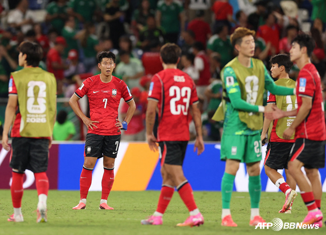 北中米ワールドカップ(W杯)第3戦の南アフリカ共和国に敗れると、残念がる韓国選手たち。 /AFPBBNews=ニュース1