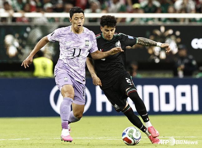 試合に集中するファン·ヒチャン（左）。 /AFPBBNews=ニュース1