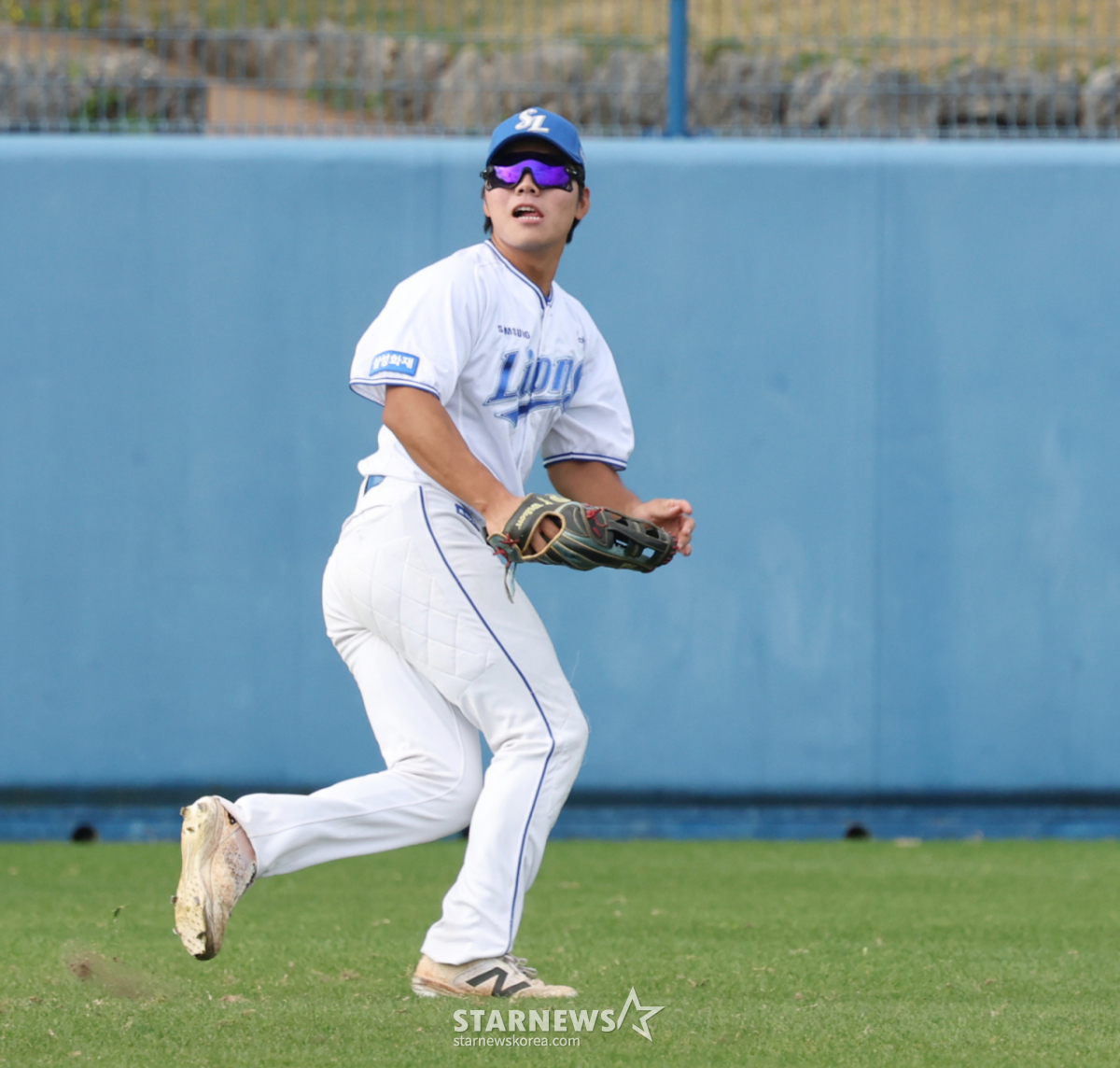 Los Samsung Lions realizaron su campamento de primavera el día 22 en el estadio Akama Onna-son en Okinawa, Japón. Ham Su-ho realiza entrenamientos de defensa en el jardín exterior. /foto=reportero jefe Kim Jin-kyung kim.jinkyung@