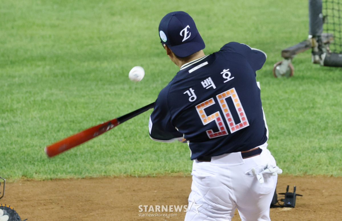 Trận đấu KBO All-Star trận đấu Home Run Derby đã được tổ chức tại sân bóng chày Jamsil, Seoul vào ngày 10.   Kang Baek-ho của KT đang thực hiện một cú đánh mạnh mẽ trong giải đấu home run. /Ảnh = Kim Jin Kyung Kim. Jin Kyung@