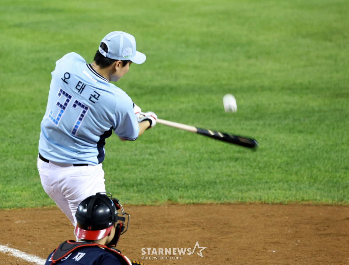 Trận đấu KBO All-Star trận đấu Home Run Derby đã được tổ chức tại sân bóng chày Jamsil, Seoul vào ngày 10.  SSG Oh Tae-gon đang đánh một cú mạnh mẽ trong cuộc đua home run. /Ảnh = Kim Jin Kyung Kim. Jin Kyung@