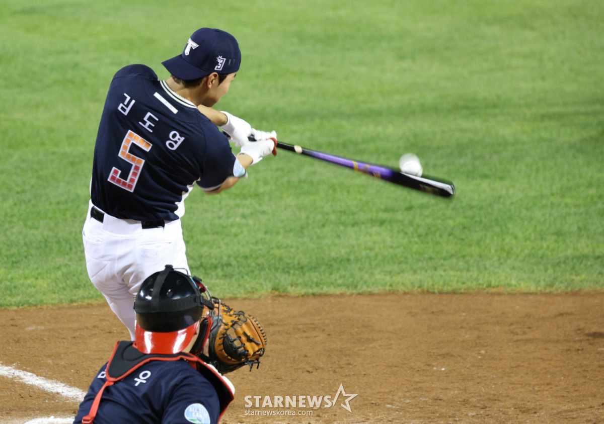 Trận đấu KBO All-Star trận đấu Home Run Derby đã được tổ chức tại sân bóng chày Jamsil, Seoul vào ngày 10.  Kim Do Young của KIA đang đánh một cú mạnh mẽ trong giải Homerun Race. /Ảnh = Kim Jin Kyung Kim. Jin Kyung@