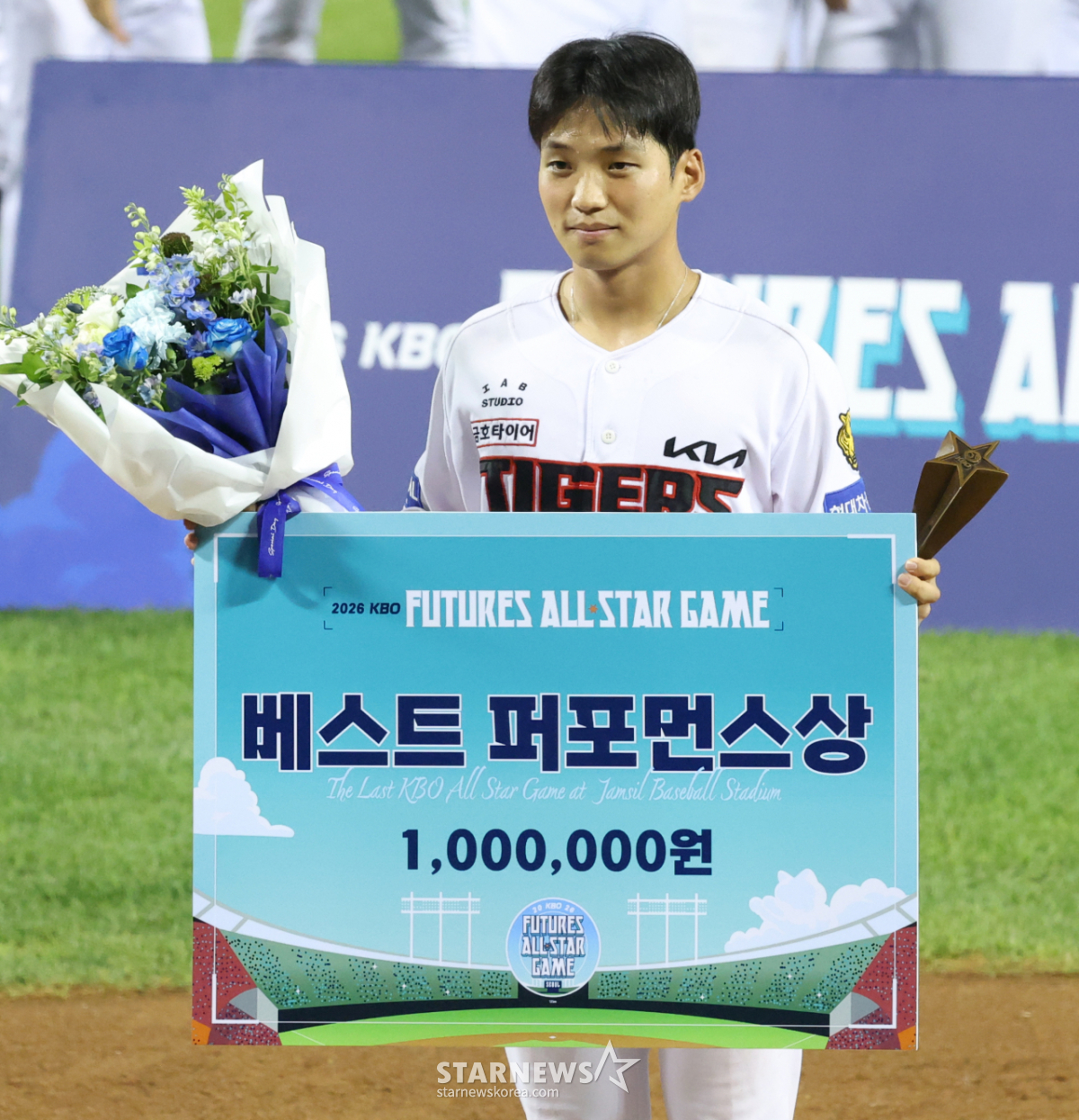 [포토] KIA 엄준현, 베스트퍼포먼스상