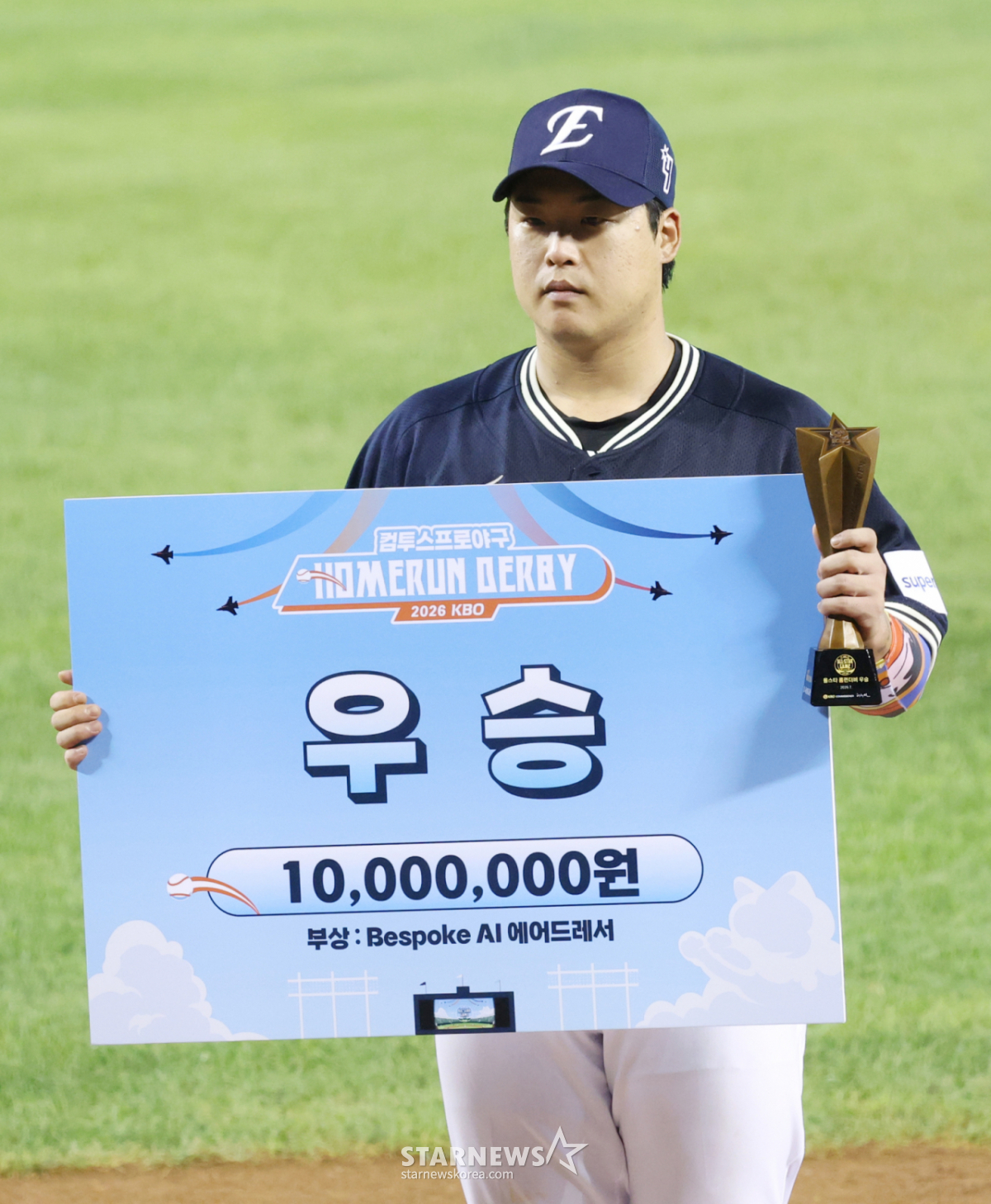 The 2026 KBO All-Star Game Home Run Derby was held on the 10th at Seoul Jamsil Baseball Stadium. Hanwha's Kang Baek-ho poses for a commemorative photo after winning the home run race. /Photo=Chief correspondent Kim Jin-kyung kim.jinkyung@