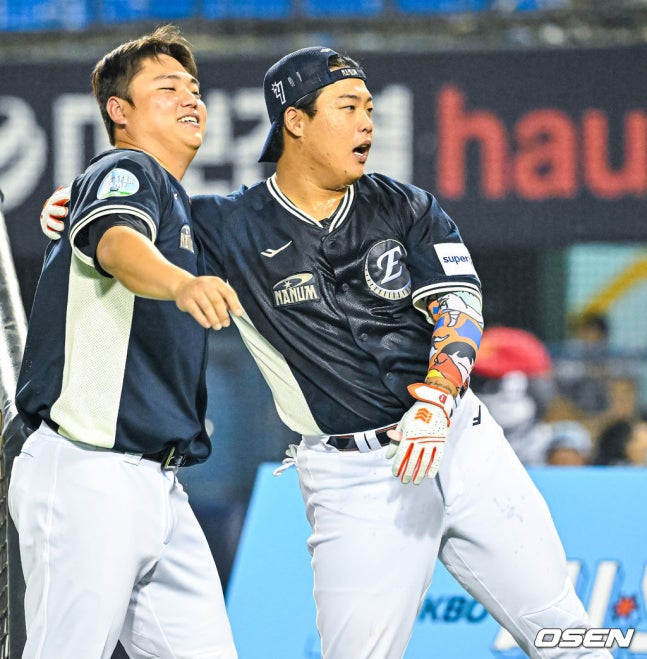 Han Jun-soo (left) and Kang Baek-ho.