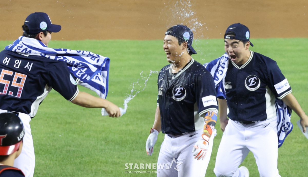 The 2026 KBO All-Star Game Home Run Derby was held on the 10th at Seoul Jamsil Baseball Stadium. Hanwha's Kang Baek-ho receives congratulations from teammates after winning the home run race. /Photo=Chief correspondent Kim Jin-kyung kim.jinkyung@