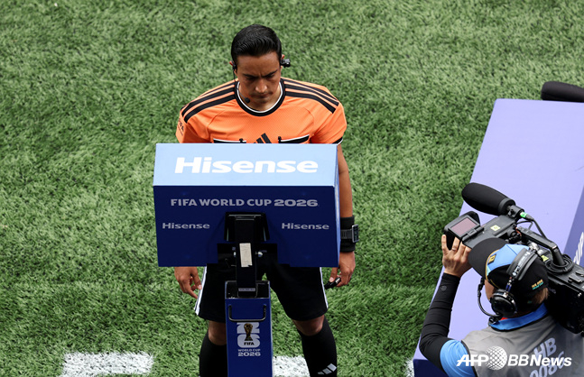Referee checking VAR. /Photo=AFPBBNews=NEWS1