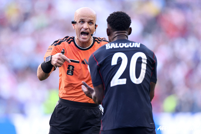 Polyn Valogean being sent off (right). /Photo=AFPBBNews=NEWS1