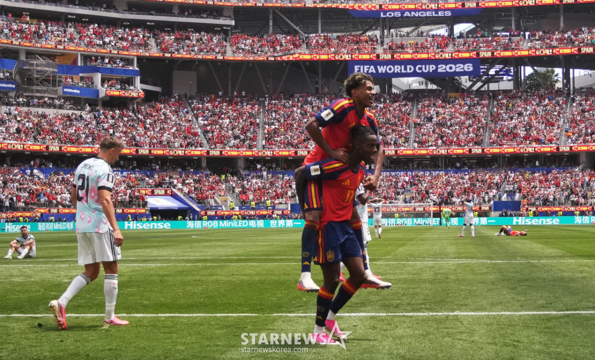 Spanish national team players, including Lamine Yamal, celebrate after Mikel Merino scores a late second goal during the 2026 FIFA North American World Cup Round of 16 match against Belgium at LA Stadium in Los Angeles on the 11th. /Photo=Reuters=NEWS1